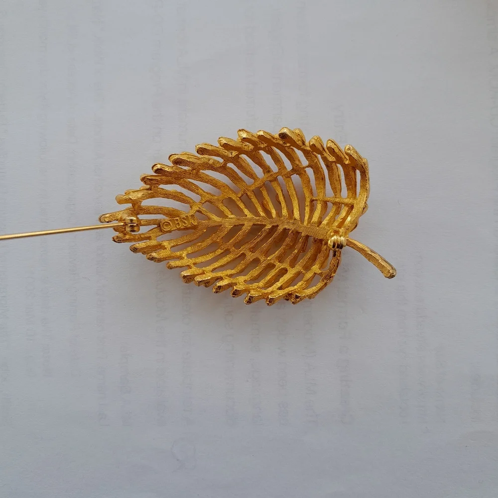 Vintage Elegant Gold Tone Leaf Brooch